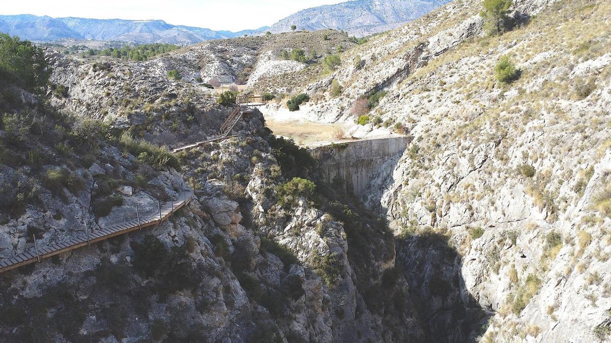 Presa de Relleu y pasarela.