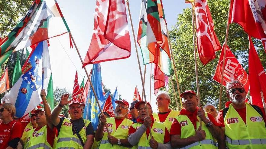 Variosde los pensionistas ayer en la marcha en Madrid. // Emilio Naranjo