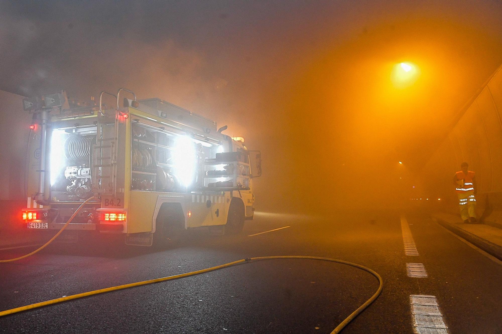 Simulacro de incendio de un vehículo en el interior del túnel de Mogán