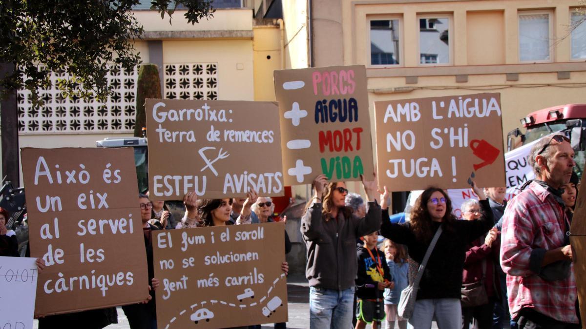 Un moment de la protesta contra la variant d'Olot i les Preses