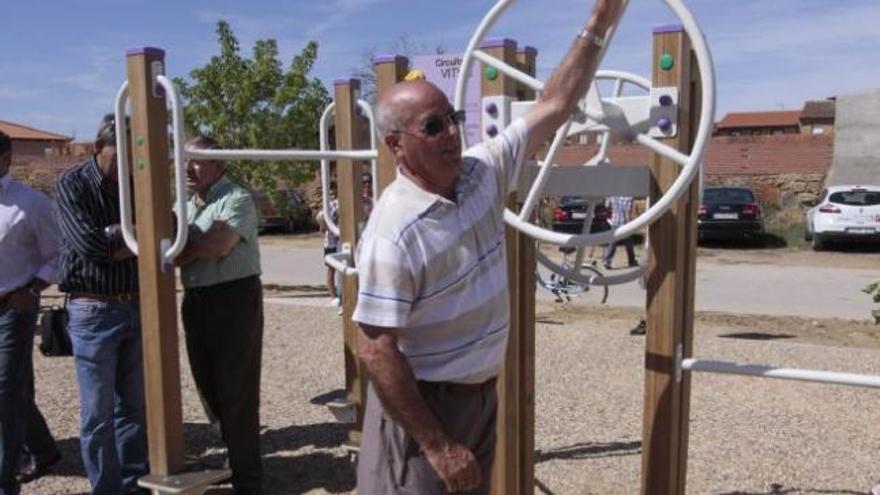 Un hombre realiza ejercicios en el parque biosaludable de Villanueva del Campo .