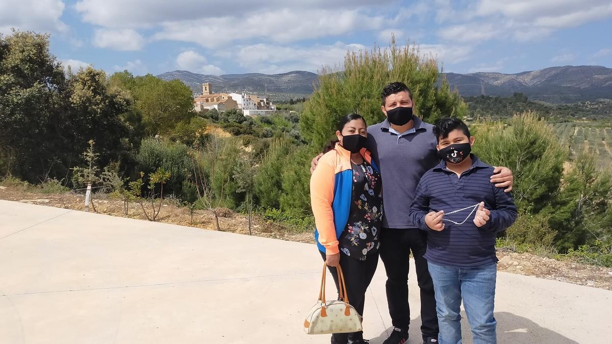 Algunos de los integrantes de la familia salvadoreña que se instalará a vivir en la Torre d'en Doménec, con el pueblo de fondo.