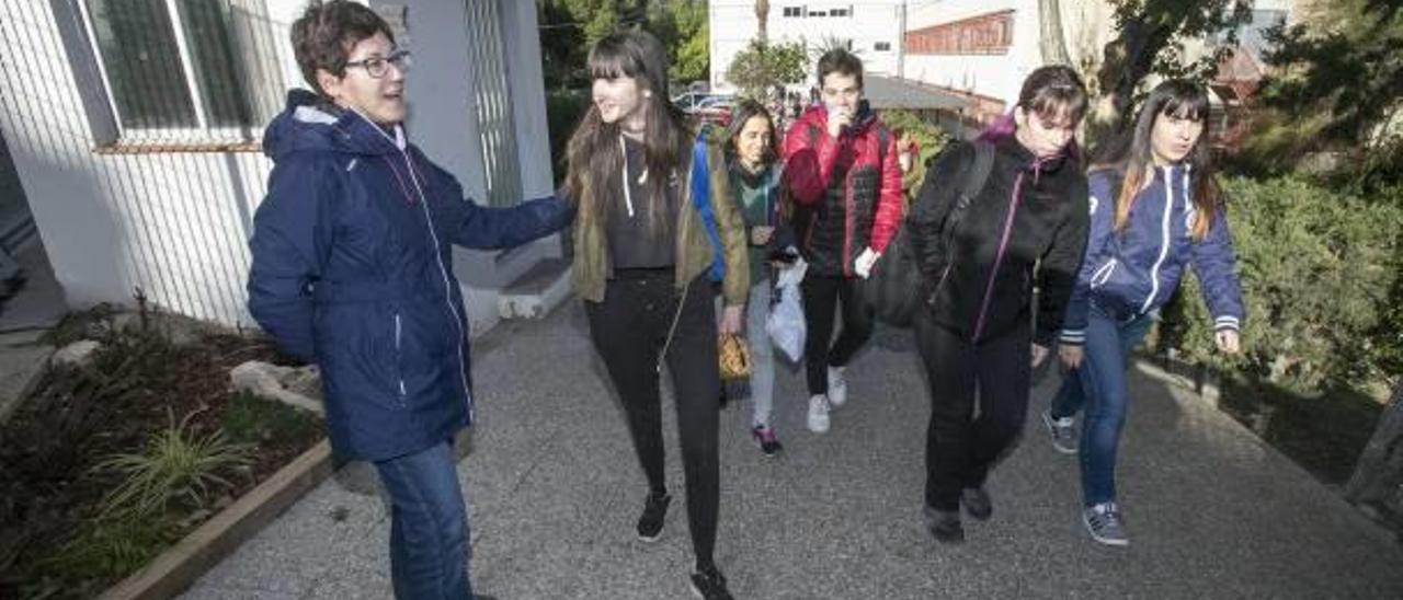 La vigilante ante su garita, con algunos de los estudiantes del Instituto Virgen del Remedio que se dirigen a la salida.