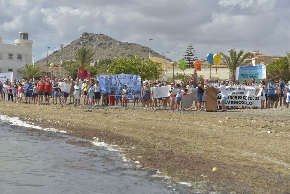 Protesta ante un Mar Menor que amanece cubierto de espuma