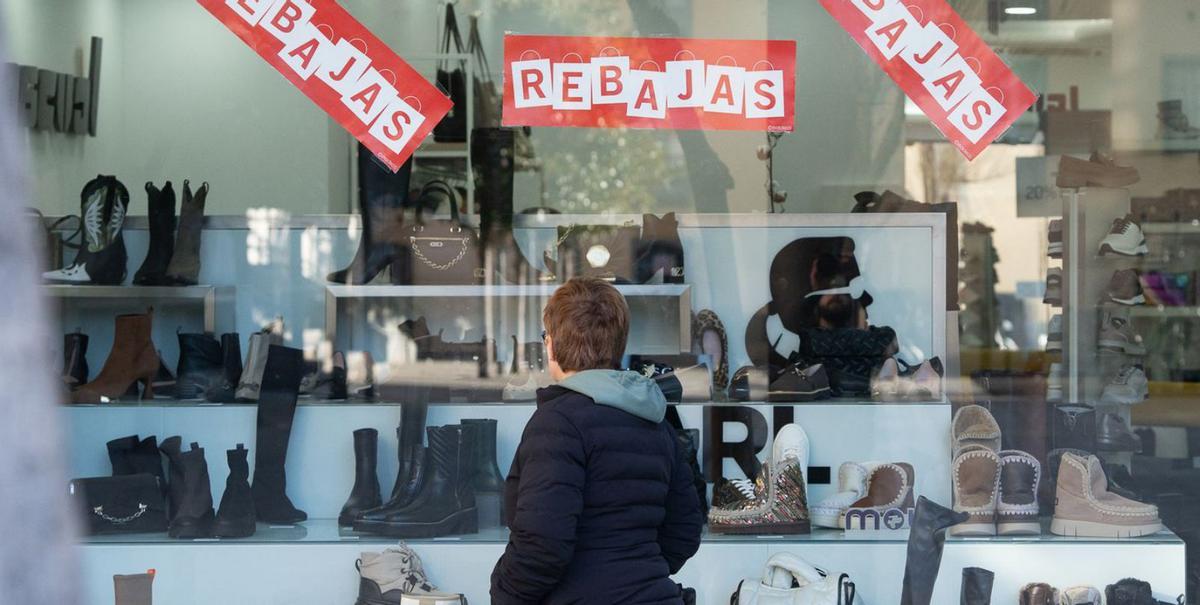 Una mujer mira calzado en un comercio de Zamora. | Jose Luis Fernández