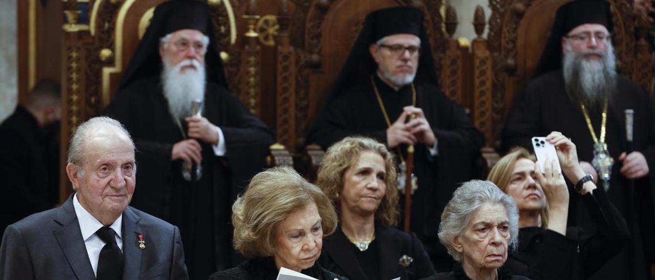 El rey emérito durante el funeral del Rey Constantino II.