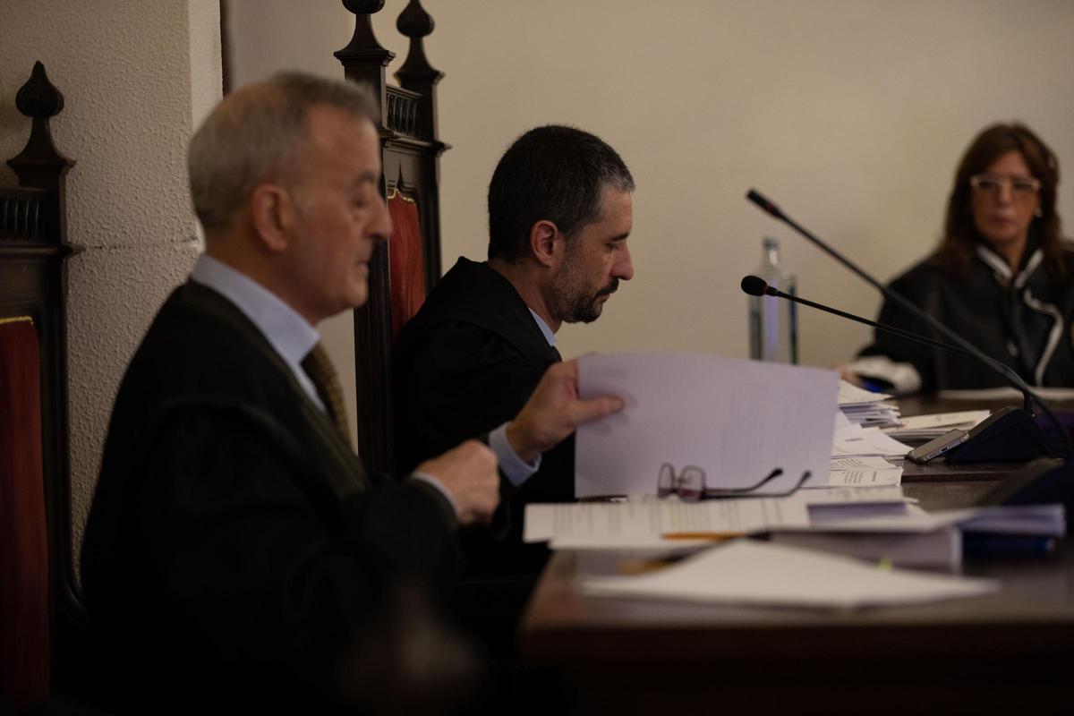 El abogado de la defensa de la empresaria Gemma N. y Conde Pumpido.jpg El abogado de la defensa de la empresaria Gemma N. y Conde Pumpido.jpg