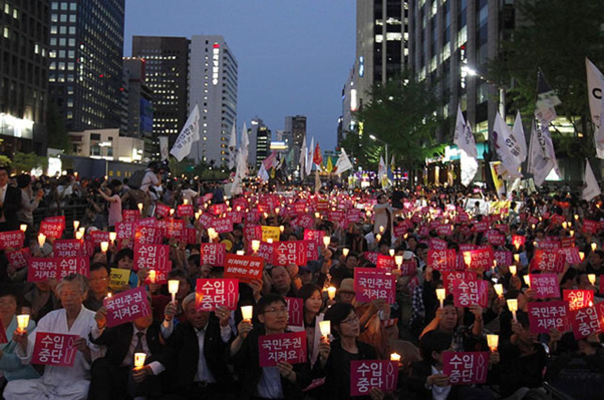 Milers de sud-coreans assisteixen a una concentració amb espelmes a Seül i reivindiquen prohibir totalment la importació de carn vacuna dels EUA, en el quart aniversari d’un brot de la malaltia de les vaques boges als EUA.
