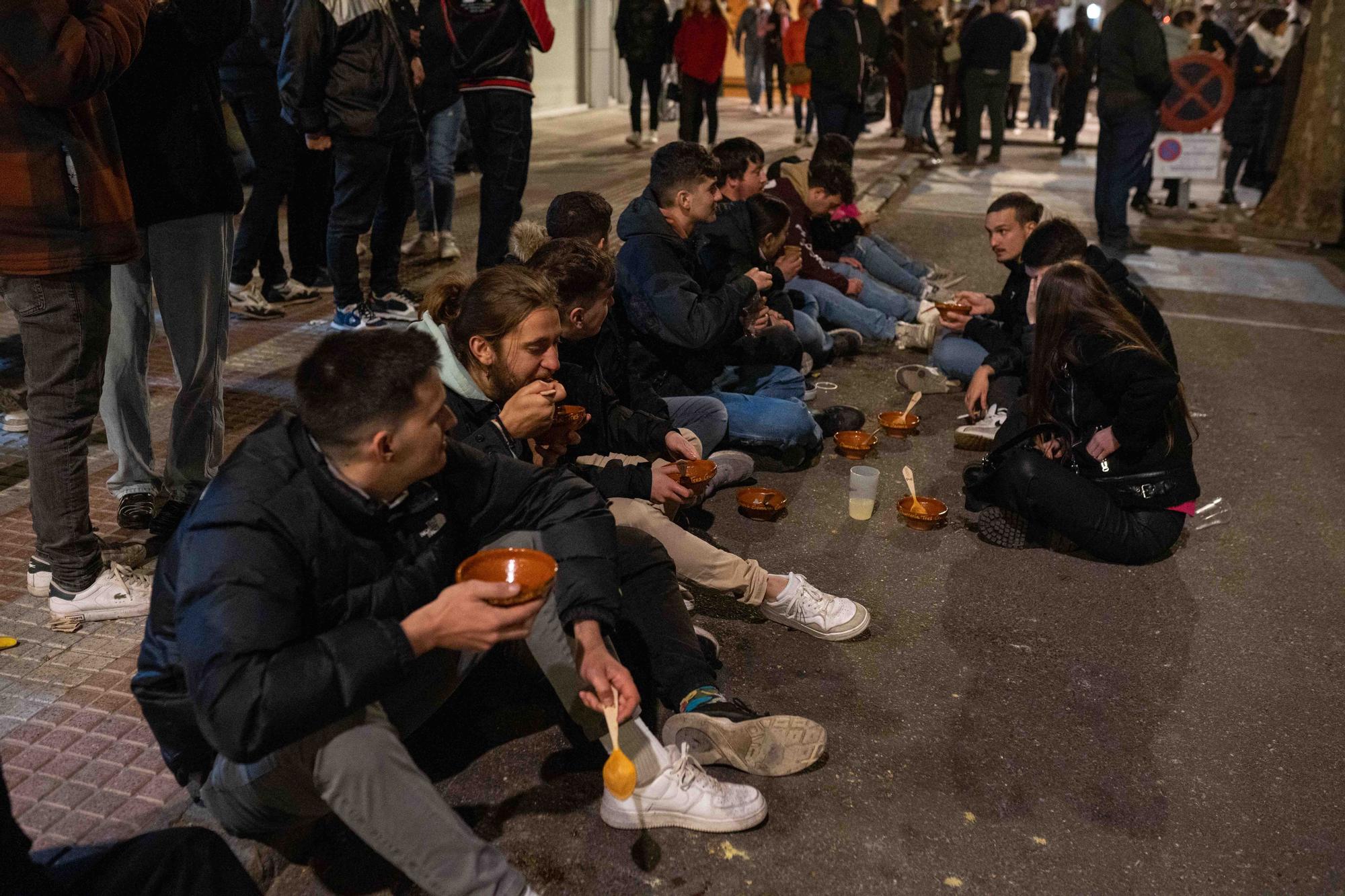 GALERÍA | La salida de Jesús Nazareno y las tradicionales sopas de ajo, en imágenes