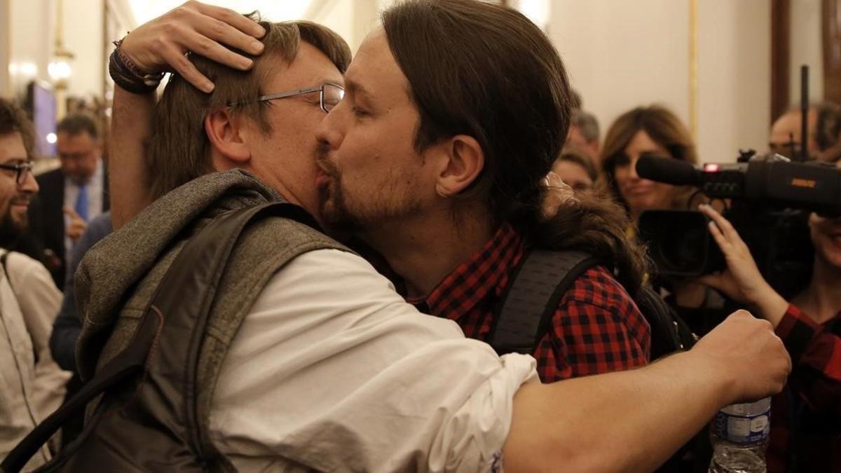 Xavier Domènech y Pablo Iglesias se besan en el COngreso para celebrar el acuerdo (luego fracasado) de la coalición en Catalunya.