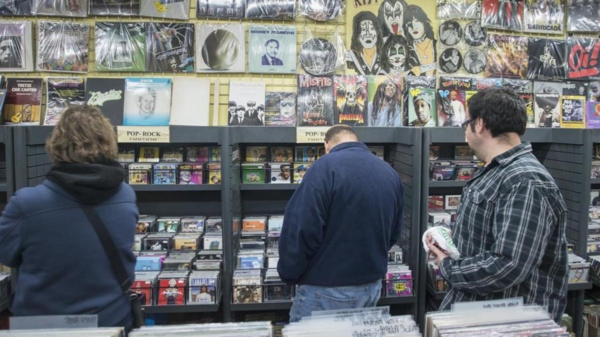 Una de las tiendas de discos de la calle de Tallers, en Barcelona.