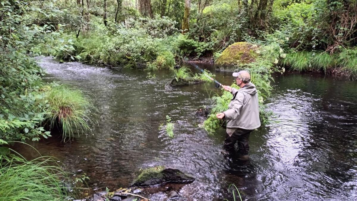 Uno de los pescadores que acudieron al concurso en aguas del Asneiro, en Botos.