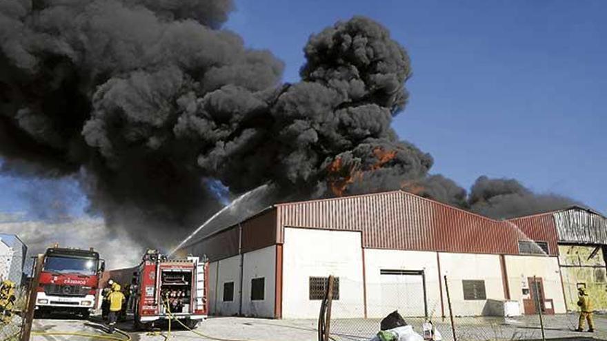 Dotaciones de bomberos durante los trabajos de extinción del incendio declarado el 18 de noviembre en el polígono de Marratxí.