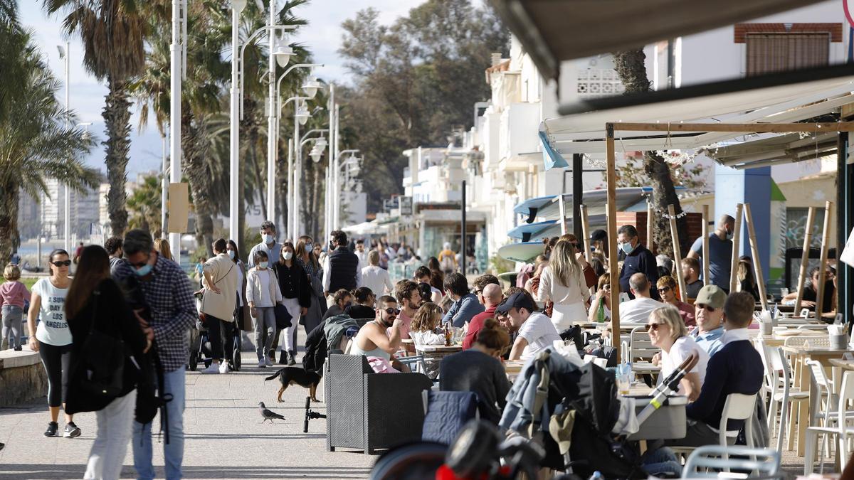 Turistas y visitantes llenan las calles de Málaga.