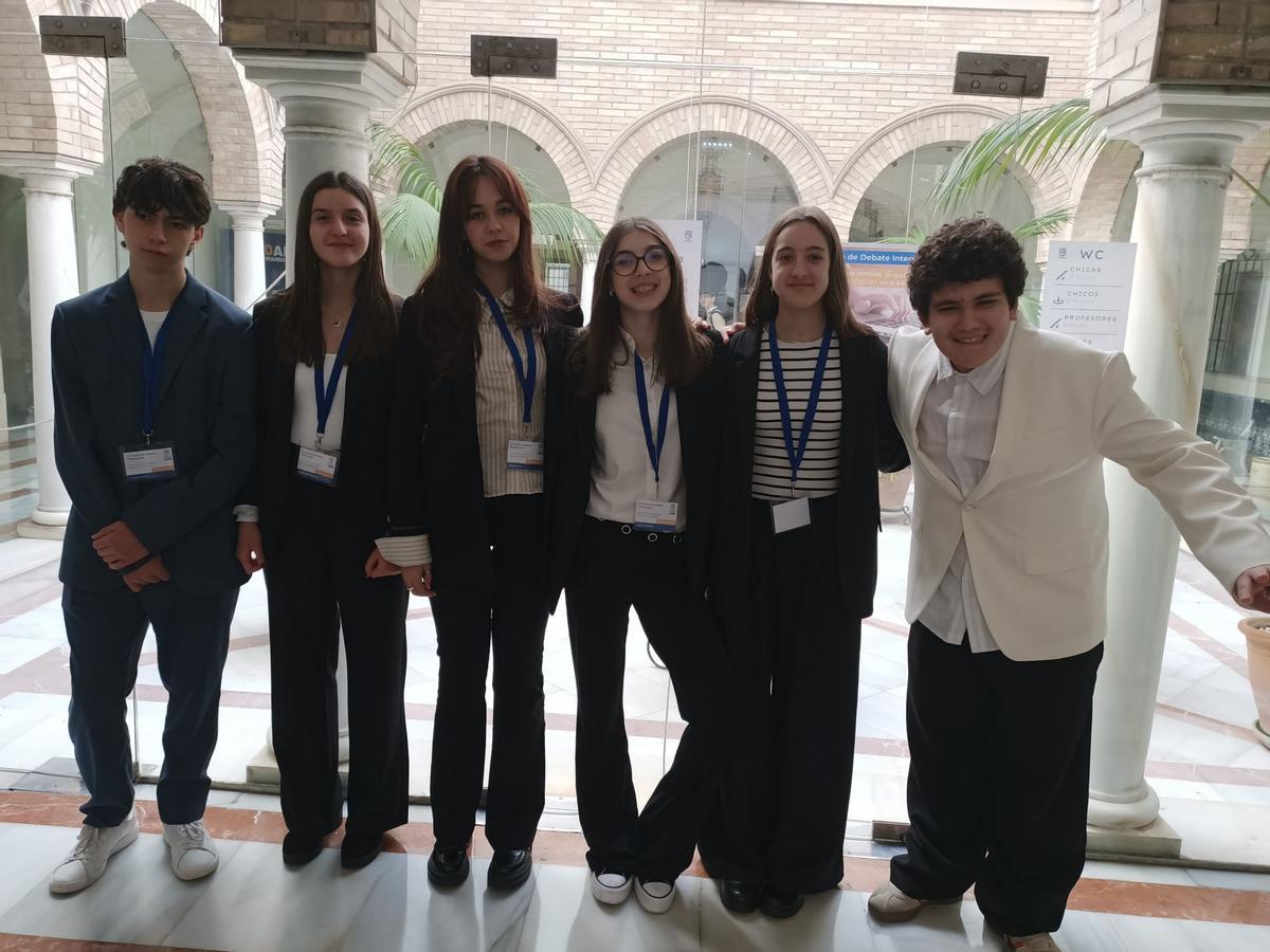 El equipo del IES Lucas Mallada lo formaron Claudia Pomer (introductora), Noa Cejalvo (refutadora 1), Amalia Molleda (refutadora 2), Clara Tormo (conclusora), Lorién Fuentes (capitán) y Daniel Dodán (documentalista). Todos ellos son estudiantes de 4º de la ESO