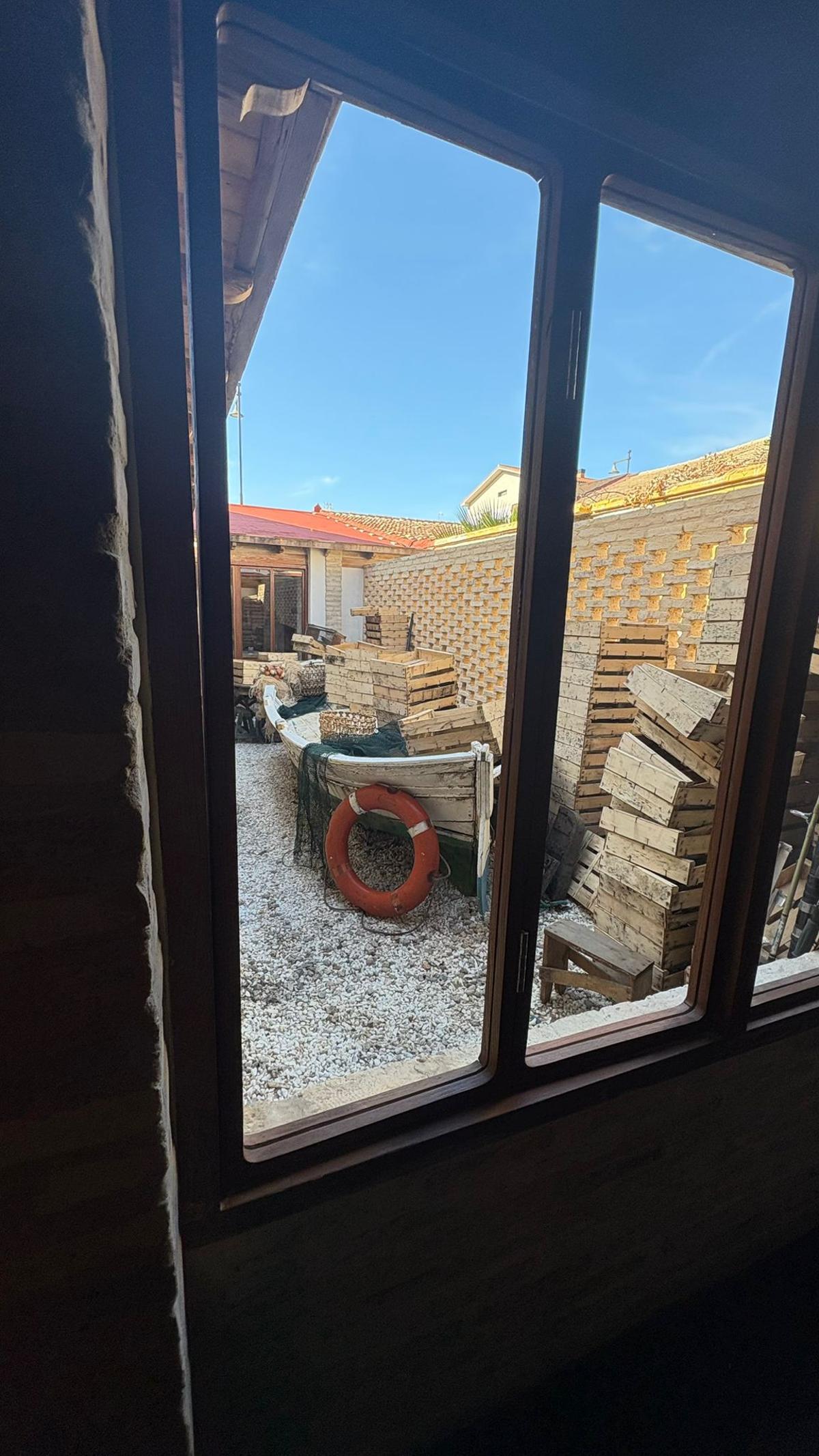 Un patio interior dentro del restaurante de Casa Pescadores, en el Cabanyal,