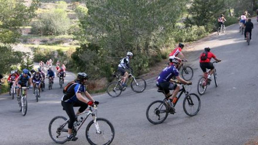 Los ciclistas afrontan una de las zonas cercanas a la subida de Serra Grossa en la segunda etapa de la Vuelta a Ibiza en mountain bike.