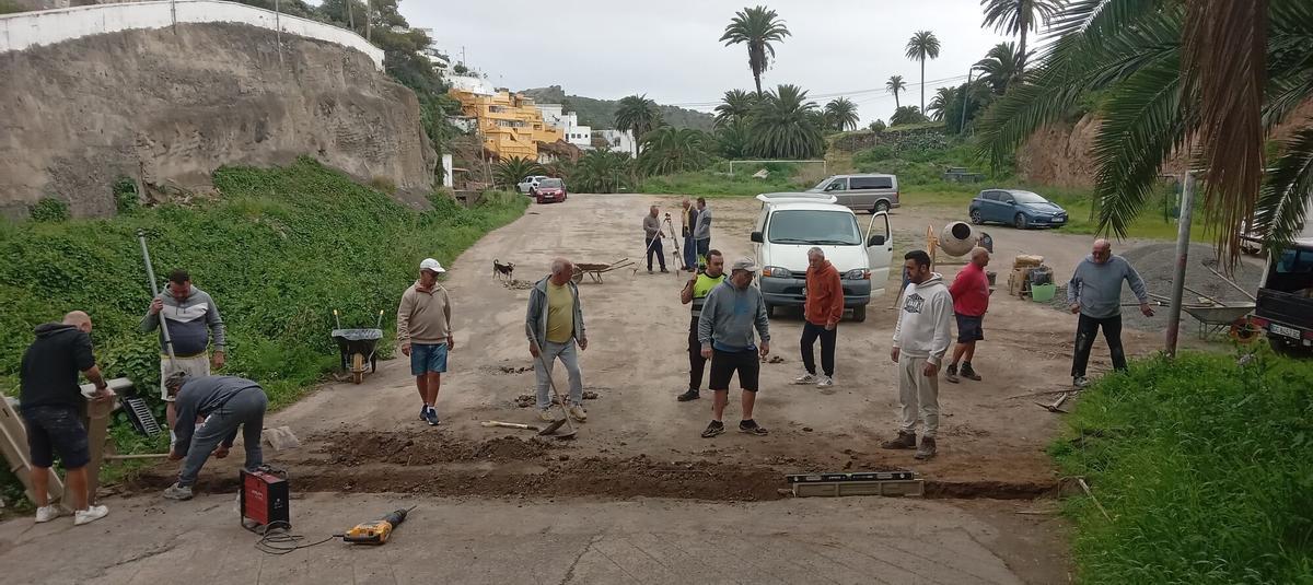 Vecinos de Siete Puertas arreglan la carretera que se inunda por las lluvias.