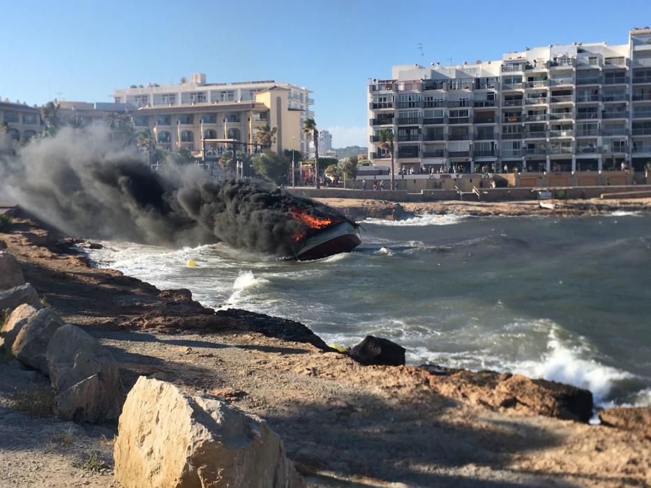 Arden dos barcos enfrente de la costa de Ibiza