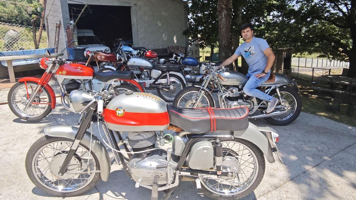 Iñaki Asorey posa con algunas de sus motos clásicas.