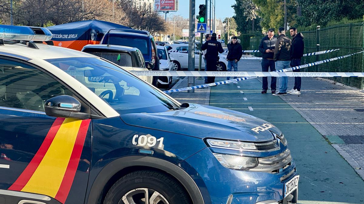 Patrullas acordonan la zona de Santa Clara donde falleció un joven de 21 en Santa Clara a un joven de 21 años en plena calle de Sevilla capital