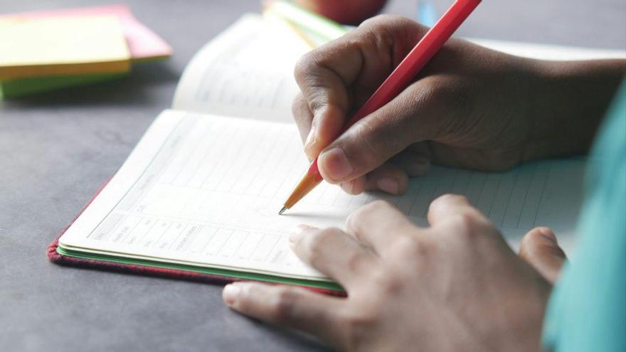 Escribir a mano entrena el cerebro: la letra cursiva vuelve a las escuelas