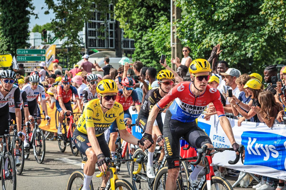 Poligny (France), 21/07/2023.- Danish rider Jonas Vingegaard (L) and Dylan Van Baarle (R) of team Jumbo-Visma cross the finish line during the 19th stage of the Tour de France 2023, a 173kms race from Moirans-en-Montagne to Poligny, France, 21 July 2023. (Ciclismo, Francia) EFE/EPA/CHRISTOPHE PETIT TESSON