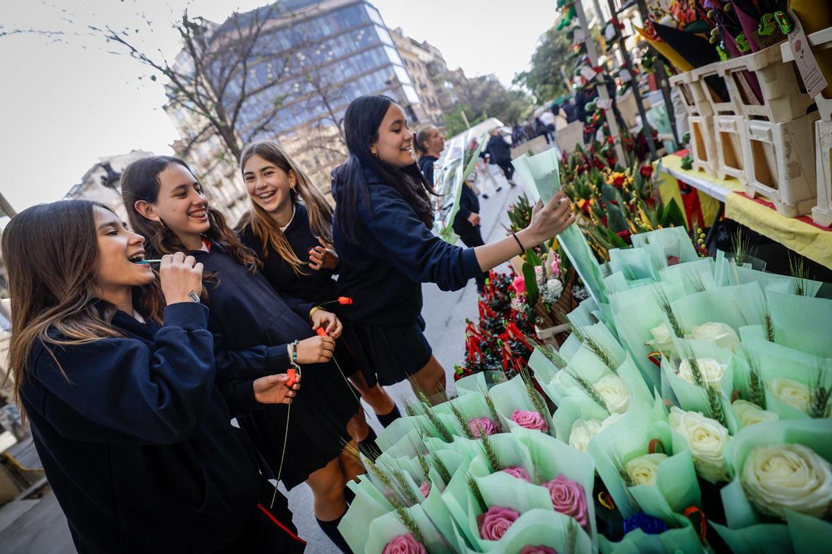 Escena de la celebración de Sant Jordi en el paseo de Gràcia de Barcelona.