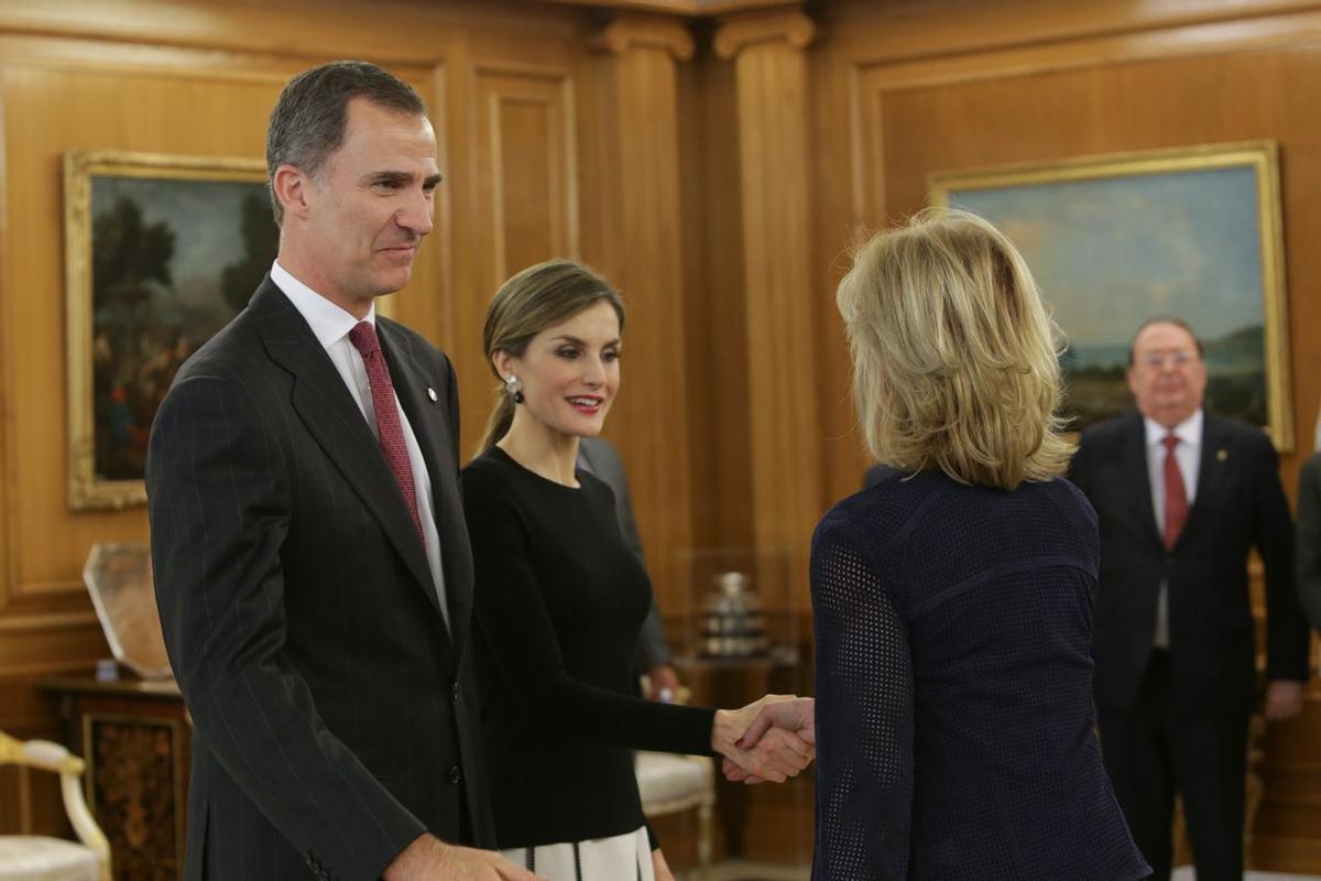 Letizia Ortiz con look en blanco y negro junto a Felipe VI
