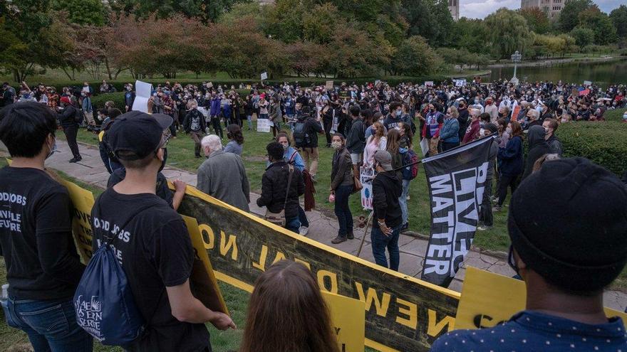 Debate presidencial: Manifestación en Cleveland contra Trump y el racismo