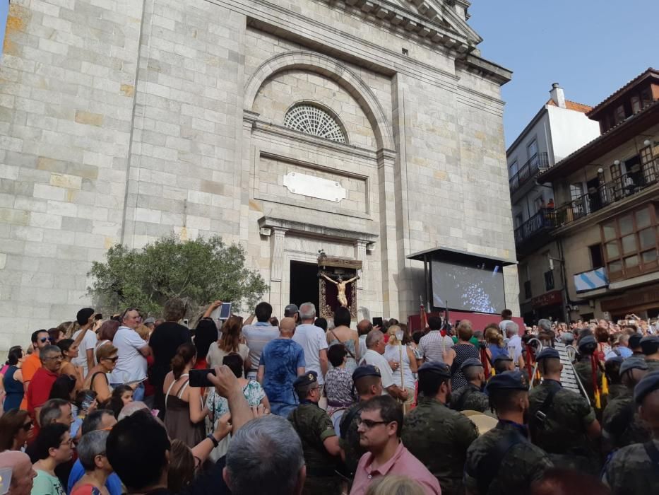 Miles de fieles acompañan a la imagen del nazareno en la tradicional procesión por el centro de la ciudad con principio y final en la Colegiata.