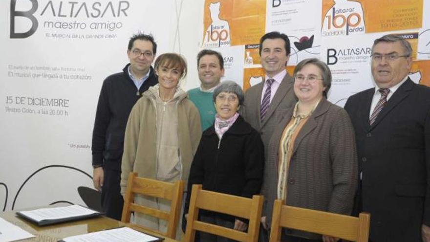 El equipo directivo de La Grande Obra de Atocha y los responsables de la función, ayer en las instalaciones del colegio. / la opinión