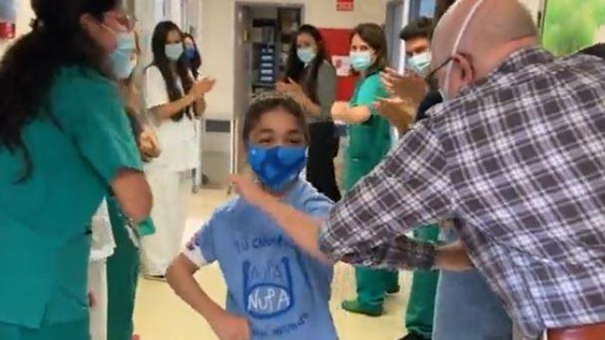 Moment en què l&#039;infant és aplaudit per tot l&#039;equip de l&#039;Hospital