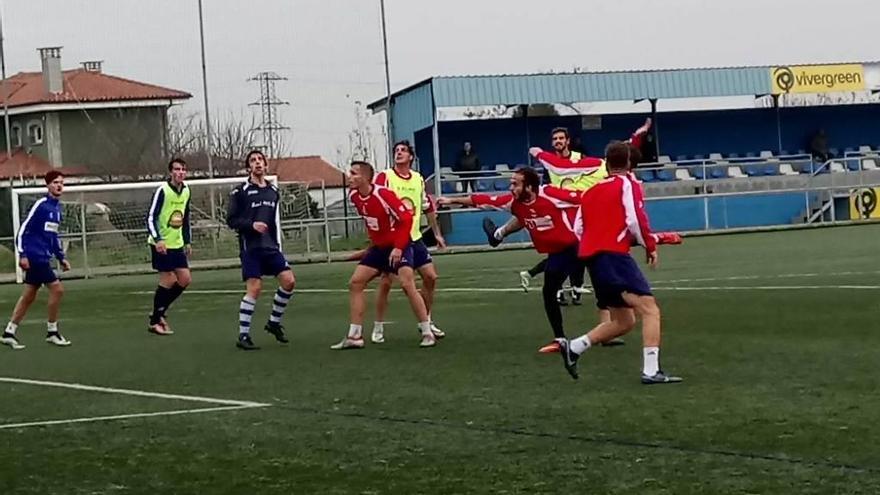 Un momento del partidillo durante el entrenamiento de ayer.