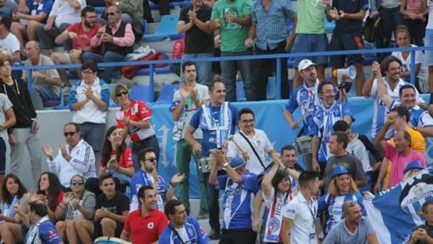 Aficionados del Alcoyano celebran un gol en el campo de El Collao.