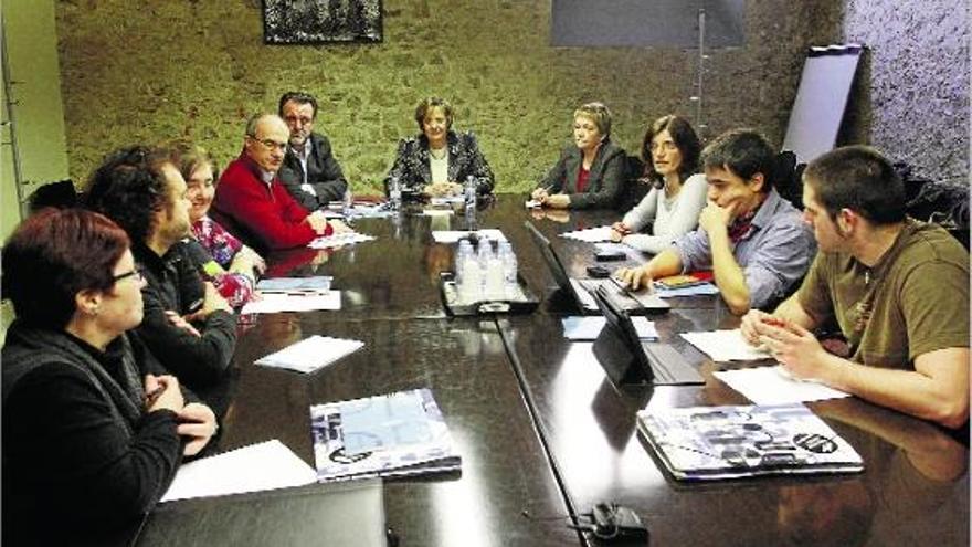 La rectora Anna Maria Geli, al fons, presidint la reunió d&#039;ahir a primera hora amb els representants dels estudiants i dels treballadors.