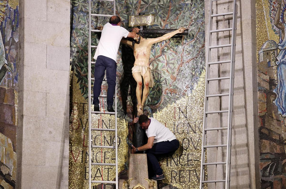 Los vigueses reciben al Cristo de la Victoria