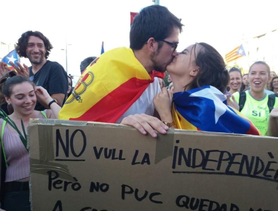 L'Alejandro (va votar no) i la seva parella (va votar sí) es manifesten junts a Girona
