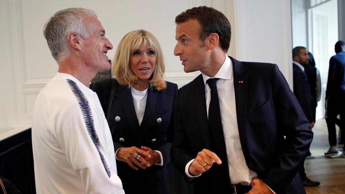 Didier Deschamps y Emmanuel Macron, conversan en el campo de entrenamiento de Clairfontaine