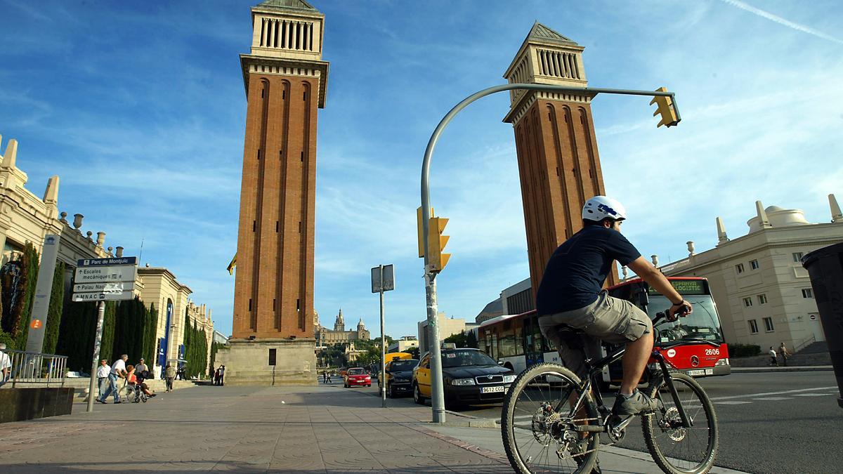 Un ciclista junto a las Torres Venecianas, en la avenida Maria Cristina.