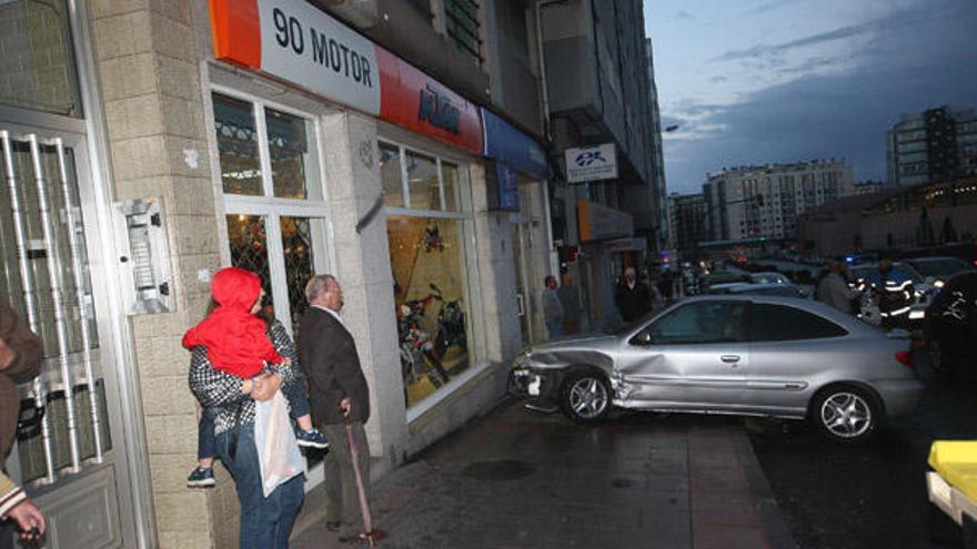 Lugar del accidente, en la Ronda de Outeiro. / 13Fotos