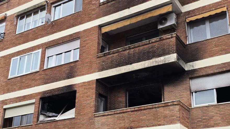 Vídeo | Los Bomberos sofocan las llamas del incendio en un piso de la calle Manuel García Matos, en Badajoz