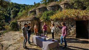 Cata de vinos en el marco de la ruta para descubrir las tinas de piedra seca del Bages (Barcelona).