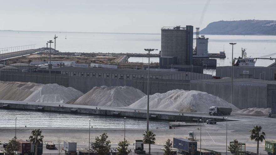 La plataforma de afectados por el movimento de graneles en el Puerto denuncia que el material que se acumula en los muelles no se tapa con lonas.