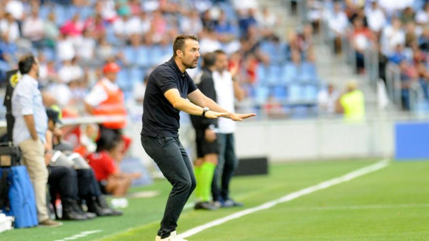 Aritz López Garai, pidiendo calma durante el partido de ayer en el Heliodoro.