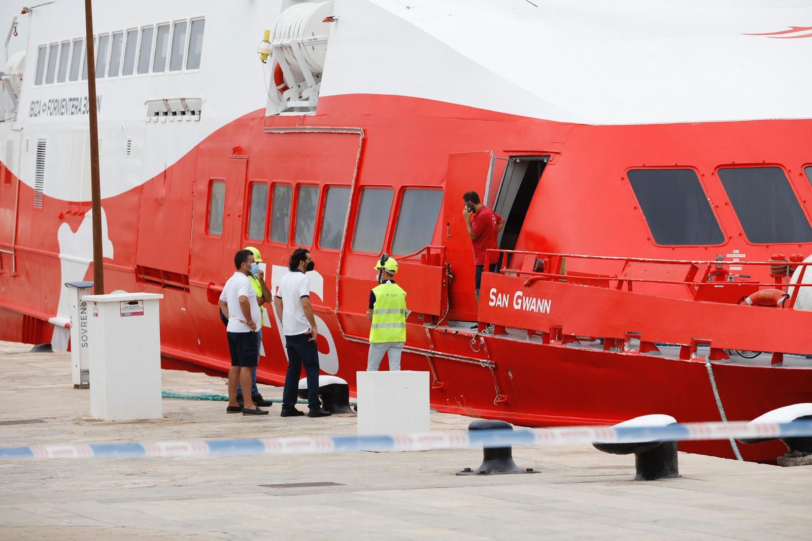 El barco accidentado 'San Gwann' llega al puerto de Ibiza