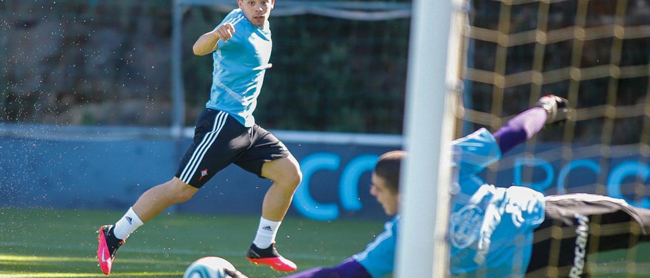 Fran Beltrán lanza a portería durante el entrenamiento de ayer en A Madroa. // RC Celta