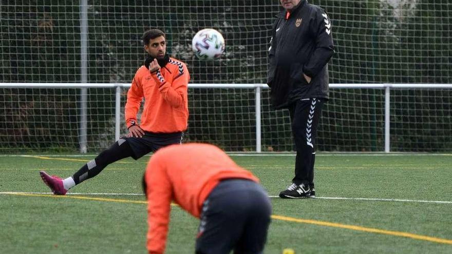 Carlos Pouso habla con Romay tras un entrenamiento del Pontevedra en Cerponzóns. // Gustavo Santos