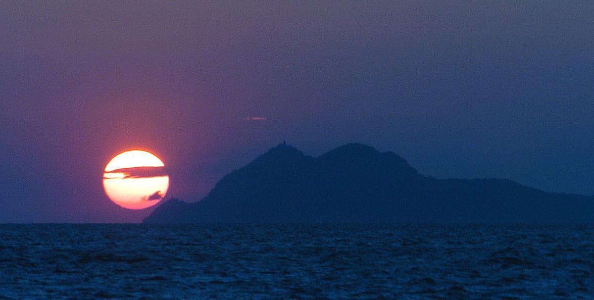Puesta de sol sobre las Islas Cíes.