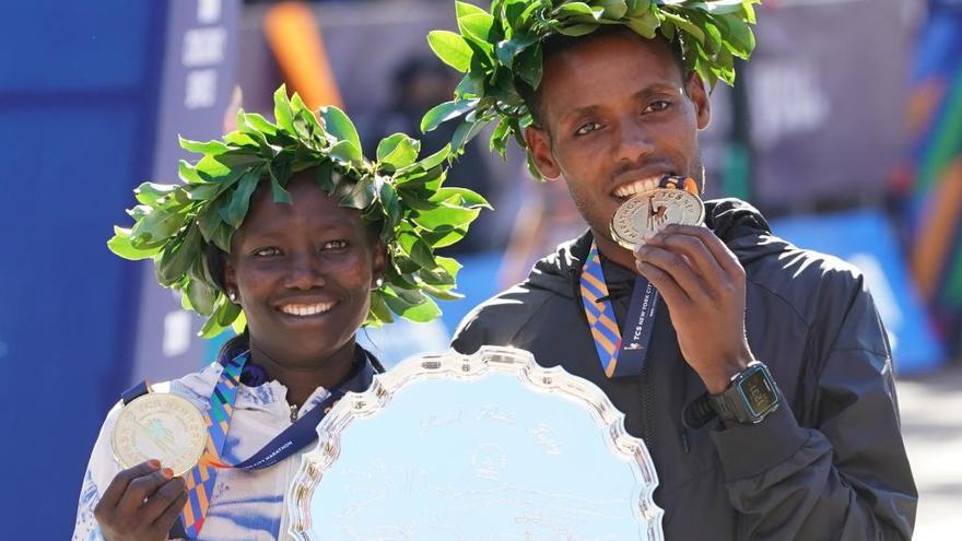 Keitany y Desisa celebran su victoria en categoría femenina y masculina